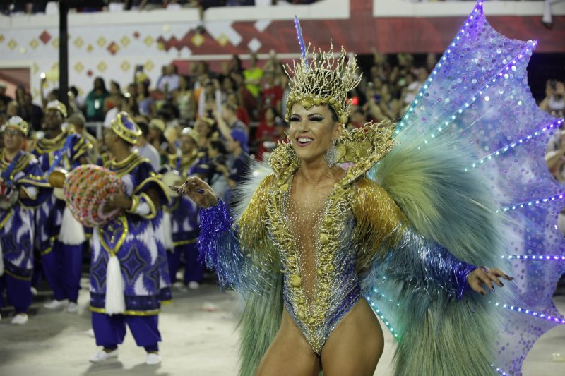 Tânia Oliveira entrega a coroa de rainha de bateria da União da Ilha do Governador