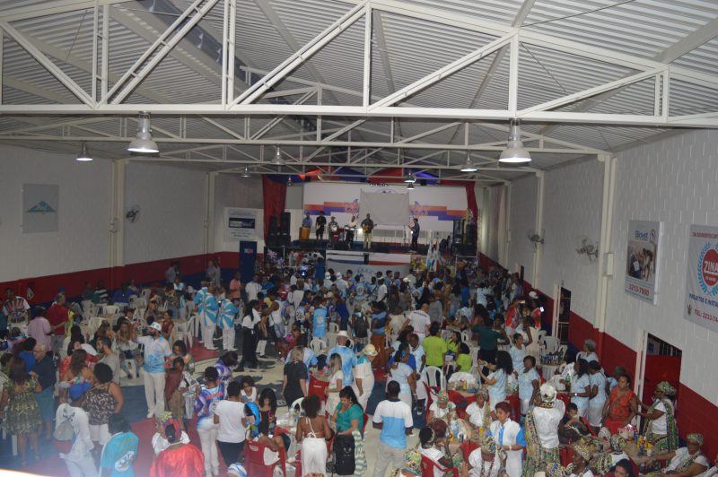 Vizinha Faladeira apresenta sambas concorrentes no sábado