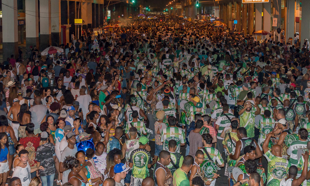 Cubango embala uma multidão no último ensaio técnico para o Carnaval