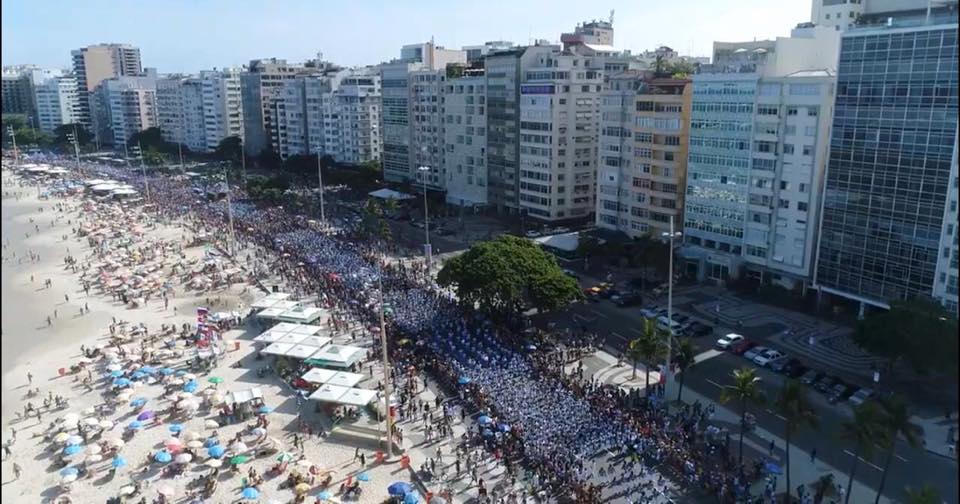 Ensaio da Beija-Flor em Copacabana fez até turista sambar