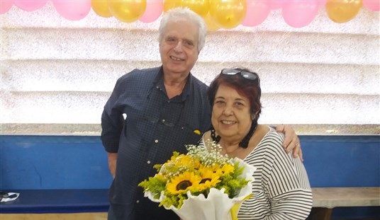 Rosa Magalhães ganhou festa surpresa de aniversário no barracão da Portela