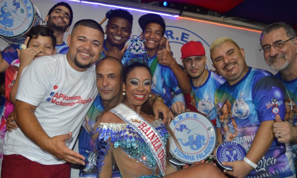 Vizinha Faladeira faz ensaio de rua nesta quarta-feira com a presença de Veronice Abreu