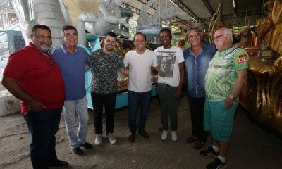 Prefeito de Niterói se encanta com Carnaval da Acadêmicos do Cubango