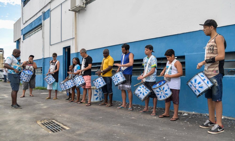 Aulas de percussão e de mestre-sala e porta-bandeira agitam o sábado da Beija-Flor