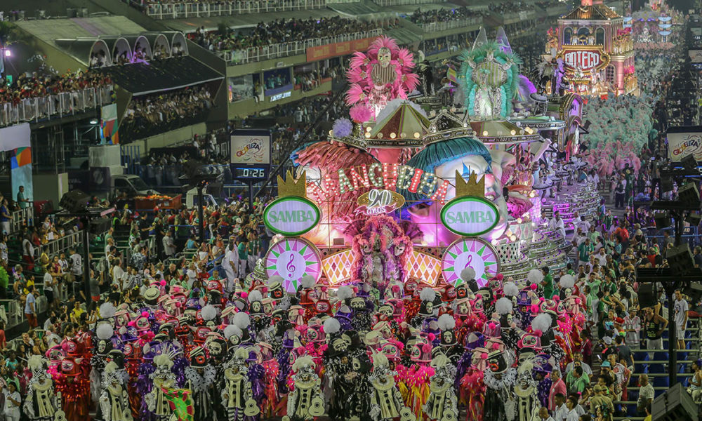 Mangueira oferece cursos de percussão e de mestre-sala e porta-bandeira para crianças