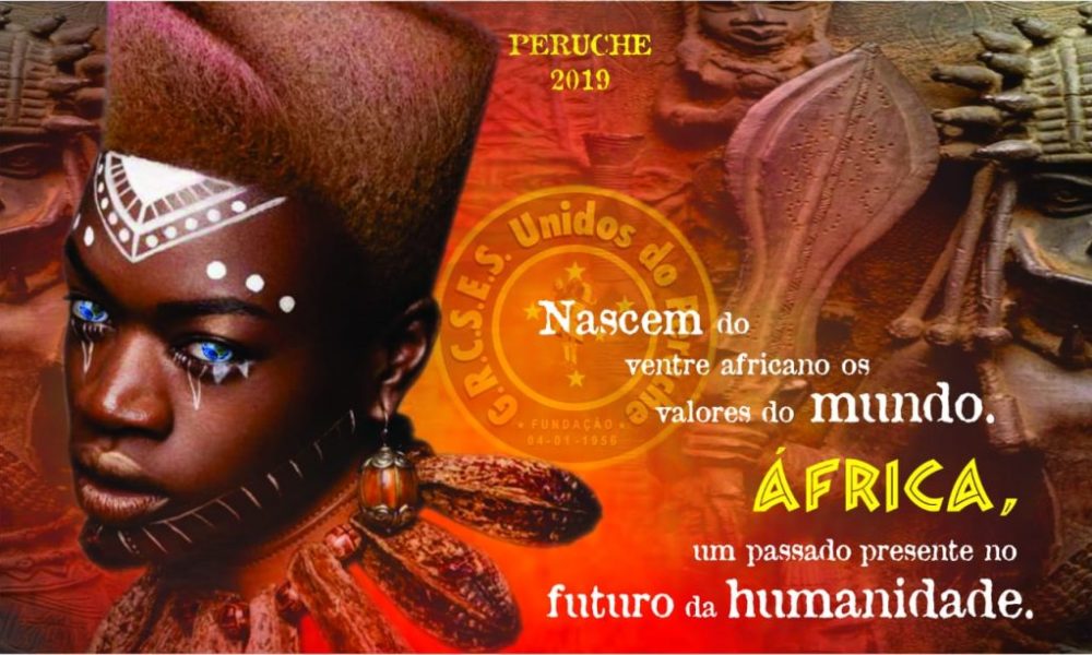 A Unidos do Peruche divulgou seu enredo para o Carnaval 2019. A agremiação do Grupo de Acesso de São Paulo apresentará Nascem do ventre africano os valores do mundo. África, um passado presente no futuro da humanidade, que será desenvolvido pelo carnavalesco Amauri Santos, que assinará seu primeiro trabalho na Terra da Garoa. Sinopse Nascem do ventre africano os valores do mundo. África, um passado presente no futuro da humanidade 1º Setor África... Berço da humanidade... O início de tudo! Moldado em barro surge um ser, o nosso ser... O ponto de partida. Num lugar místico e belo onde floresce a vida! Une-se o céu e a terra no bailar da criação, “Orum Aiyê. Tambores ecoam na batida precisa das mãos negras Tribos em rituais dançam e contemplam cada descoberta que o mundo lhe oferece Uma força feminina e maternal embala a continuidade da vida! É a fertilidade desta terra contagiando o homem que brinca de viver... Que descobre a vida e desvenda o mundo! Nossos ancestrais adormecem com o passar dos tempos, vidas se renovam... Mas em um futuro distante, “Lucy” despertará! Revelando à humanidade os segredos da nossa existência. 2º Setor Terra de tantos impérios. De um povo a frente de seu tempo, que observou o ciclo da vida Plantou sementes e dela se fez o pão Símbolos e grafias escreveram mais um legado ao mundo. Desbravando fronteiras alcançou os astros Na busca do autoconhecimento remediou e preservou o corpo Explorou o solo, extraiu dele a matéria prima E em cada passo um novo traço, agregando à vida um toque de arte! Externando conceitos e valorizando a etnia, a moral e também a religião. A mão que esculpiu e modelou, valorizou a própria espécie. Talhou a madeira recriando a criação Edificando matematicamente o mundo! De novo bate forte o tambor, faz tremer esse chão, ritualiza... Dança... E traz na dança a sensibilidade e a força que só negro tem Prepara sua mala oh negro! Pois uma longa viagem está por vir... O mundo te espera! 3º Setor Página infeliz da nossa história! Mares de lamento e dor Brota a lágrima clara... Escorre sobre a pele escura... Aguenta! Pisa firme em outras terras, em um mundo outrora tão distante dos olhos Traz nas mãos as marcas da lida, no peito a saudade e na cabeça sua bagagem. É hora de plantar em outro chão, dar ao branco outro tom Ginga na roda negro! Arisco, esperto... Finge que é dança! Bota a lenha pra queimar, prepara o cuscuz, acarajé e o abará... Alimenta este mundo! Canta mãe preta! Nina... Ensina essa brincadeira de ser negro... Valoriza! “Bota o Rei Congo no Congado” e traduz o seu saber. Picassos rendem-se a sua arte “meu nego”... É primitivo? É futurista? É a arte! Lança ao mundo seus dons e seus tons Toca charangueiros, mostra o afoxé, traz também agogô, xequerê e atabaque Vem Ciata, socorre meu samba... Não deixa esse samba morrer... Bate no terreiro... Será que é macumba? Chama o orixá! Vem “Menininha”... Encanta Verger... É o canto, é a dança... É o meu Candomblé! 4º Setor Nosso presente projeta o futuro, o futuro é nosso!!! E o meu orgulho é negro! Sábios trazem o novo, mostrando a capacidade deste povo. Criam, remodelam e traduzem ao mundo sua sapiência Mestres nos mostram a resistência. Clamam pela liberdade e pela igualdade E só seguindo estes ensinamentos semearemos o bem e louvaremos a paz... Teremos uma humanidade livre! E liberdade é a arte de transitar pela vida... A paz na terra há de reinar... Não é utopia, já dizia Sun Rá! Vamos acorrentar todo o preconceito construído ao longo do tempo Recriaremos o passado e ele estará presente em nosso futuro Veremos brilhar o sol que ilumina as mentes Que respeita o verde, e que extingue os males Onde a tolerância seja plena e credos sejam respeitados. Uma nova era se aproxima, resgatando outra consciência Pois está nascendo uma nova África com alicerces ancestrais E diante de seus mais primitivos conhecimentos Partilhará ao mundo seus mais belos conceitos. Pois se todos nós nos alimentamos do fruto de uma evolução negra Por que tanto preconceito? Raça não está na cor... Raça não está na dor... Minha raça é humana! África, o futuro da humanidade! “O dia em que pararmos de nos preocupar com Consciência Negra, Amarela ou Branca e nos preocuparmos com Consciência Humana, o racismo desaparece.” (Morgan Feeman) Carnavalesco: Amauri Santos