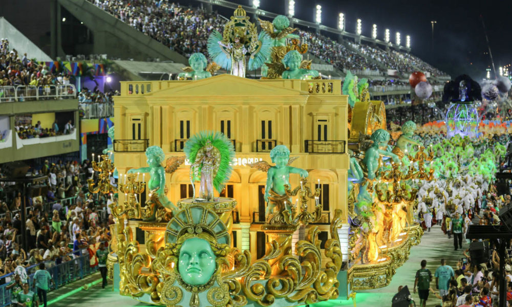 A cultura brasileira está chorando sangue. Um incêndio na noite deste domingo, 2 de setembro, destruiu o Museu Nacional, na Quinta da Boa Vista. A instituição de 200 anos, homenageada no Carnaval deste ano pela Imperatriz Leopoldinense, possuía um acervo de mais de 20 milhões de itens. O prejuízo cultural do país é incalculável. O Museu Nacional era a mais antiga instituição científica do Brasil. Vinculada à Universidade Federal do Rio de Janeiro, foi fundado em 6 de junho de 1818, por Dom João VI, e inicialmente instalado no Campo de Santana, como Museu Real. O palácio na Quinta da Boa Vista, que servira de residência à família real portuguesa e à família imperial brasileira, recebeu o acervo histórico em 1892. O edifício abrigou a primeira Assembleia Constituinte Republicana de 1889 a 1891. Carnaval No último Carnaval, a Imperatriz Leopoldinense exaltou os 200 anos de história do Museu Nacional e sua contribuição para a cultura do país com o enredo Uma noite real no Museu Nacional, desenvolvido pelo carnavalesco Cahê Rodrigues. A escola de Ramos ficou com a oitava posição.