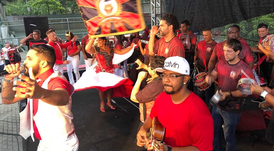 Intérprete da Imperadores Rubro-Negros se emociona por cantar no aniversário do Flamengo