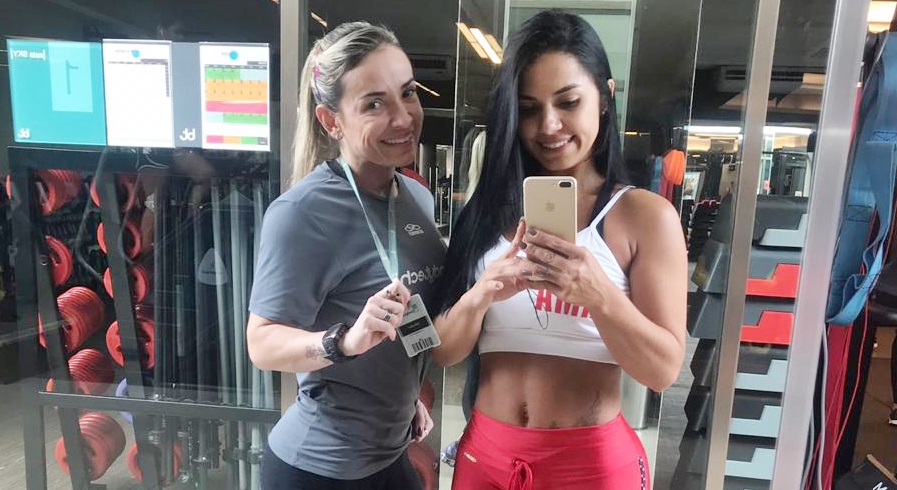 Rainha de bateria da Unidos da Ponte recorre à personal trainer para brilhar no Carnaval