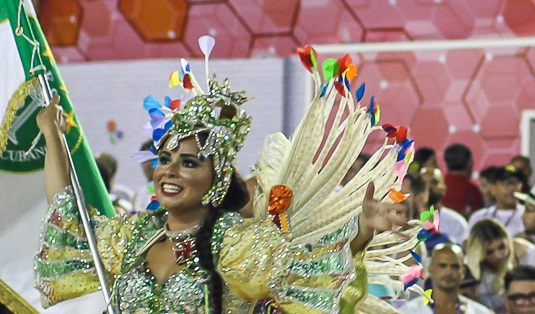 Thaís Romi é a nova porta-bandeira da Alegria da Zona Sul. A vermelho e branco de Copacabana anunciou a nova defensora do pavilhão da escola na tarde desta sexta-feira, 21 de dezembro. Ela substituirá Alessandra Chagas, que deixou a agremiação na quarta-feira, 19 de dezembro, alegando problemas pessoais. Diego Machado continua como porta-bandeira. Surpresa, Thaís Romi não hesitou em aceitar o convite da Alegria da Zona Sul. “Estou muito feliz. Eu não acreditava que voltaria ainda nesse Carnaval. Então, acho que foi um presente divino. Agradeço muito o convite do presidente Marquinhos e do carnavalesco Marco Antonio. Fiquei honrada pela lembrança e confiança. Também não posso esquecer de todos os meus amigos que me incentivaram a continuar, em especial, ao coreógrafo João Paulo Machado.” A nova porta-bandeira da Alegria da Zona Sul acredita em um grande desempenho na Avenida. “Com toda a certeza darei meu melhor, pois quero superar os Carnavais passados. Sei que falta pouco tempo, mas não faltará disposição. Não parei de ensaiar durante o ano. Faço aulas de ballet e academia. Inclusive, dou aula para mestres-salas e portas-bandeiras na casa de dança Carlinhos de Jesus. Estou muito feliz por dançar com o Diego, pois pelo nosso estilo de dança, acredito que o entrosamento será rápido. Quero muito ajudar a escola a garantir os 40 pontos no quesito.”