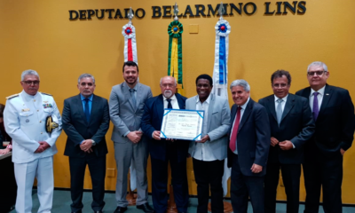 Neguinho da Beija-Flor recebe o título de Cidadão Amazonense