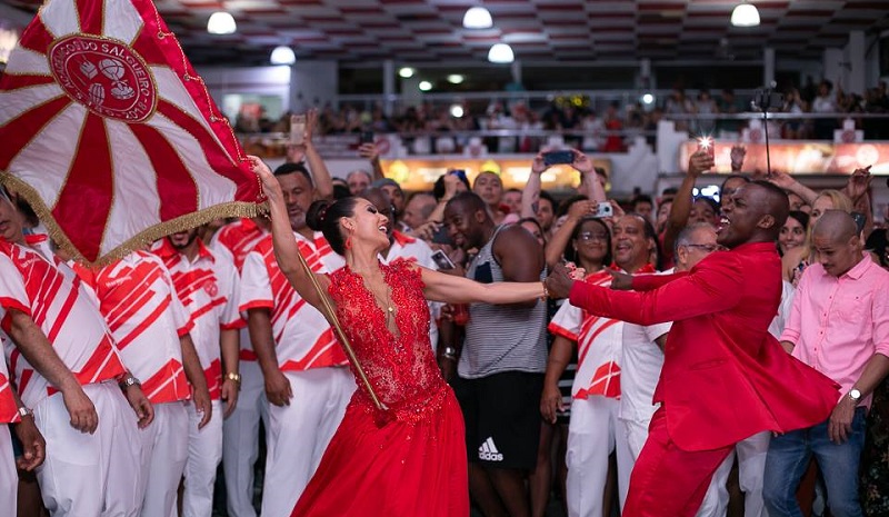 De volta para casa! Marcella Alves e Sidclei reassumem pavilhão do Salgueiro