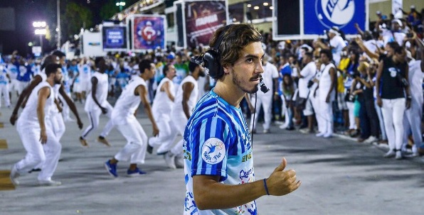 Gabriel David usou as redes sociais para se dirigir à comunidade da Beija-Flor após a escola amargar o 11º lugar no Carnaval deste ano, a pior colocação da escola desde que retornou ao Grupo Especial, em 1974. Ele se desculpou pela péssima posição e destacou que não esperava o resultado. Mensagem de Gabriel David Primeiramente, peço desculpas. É claro q n esperava esse resultado, é claro q nossa vontade sempre foi de conquistar mais um titulo para nossa amada escola. A pancada foi forte, sabíamos do risco, mas de verdade nunca achei q pudesse ser tao ruim assim. Queria agradecer mais uma vez a nossa comunidade, vocês nos sustentam, é por você e com vocês q voltaremos ao nosso devido lugar. Obrigado a todos q trabalharam e ajudaram essa escola, todos q fizeram parte desse ciclo. Mas, essa escola nunca andou, nem vai andar de cabeça baixa, nos vamos voltar, nos vamos superar tudo isso. Darei ate minha ultima gota de sangue para botar essa escola de volta no lugar mais alto do pódio! Parabéns Mangueira, lindo desfile, e parabéns para todas as co-irmãs pelo alto nível apresentado. Por outro lado, espero que este momento de euforia n esconda as reais necessidades do carnaval, independente de quem ganhou, ou de quem perdeu, precisamos olhar com mais carinho para o maior espetáculo da terra. Comunidade, voltaremos ainda mais fortes! Q o nosso Beija-Flor nunca deixe de voar, q ele continue corajoso para inovar, q ele continue humilde para reconhecer seus erros, mas q ele continue gigante em sua historia!