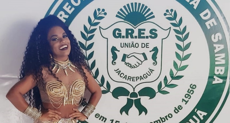 Rainha de bateria da União de Jacarepaguá encanta evento da escola