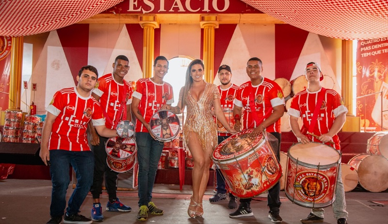 Estácio de Sá promove coroação de rainha de bateria na sexta-feira