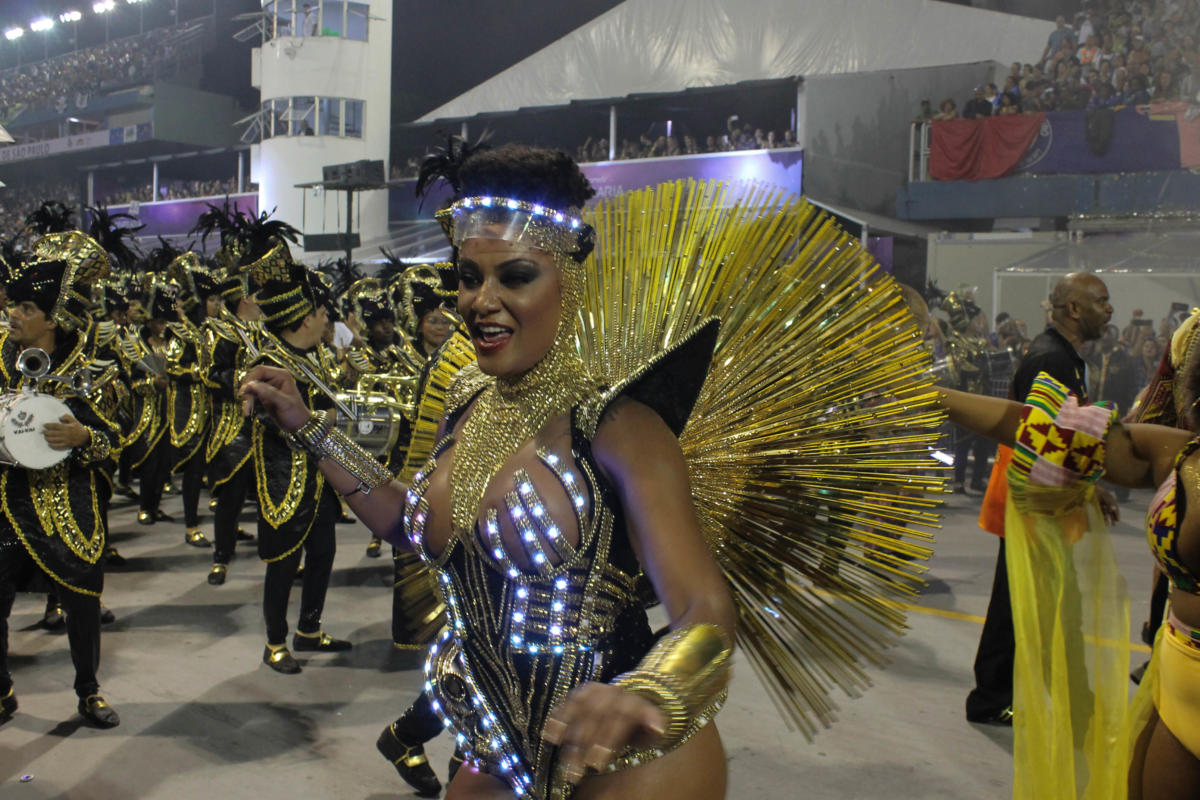 Camila Silva entrega a coroa de rainha de bateria da Vai-Vai