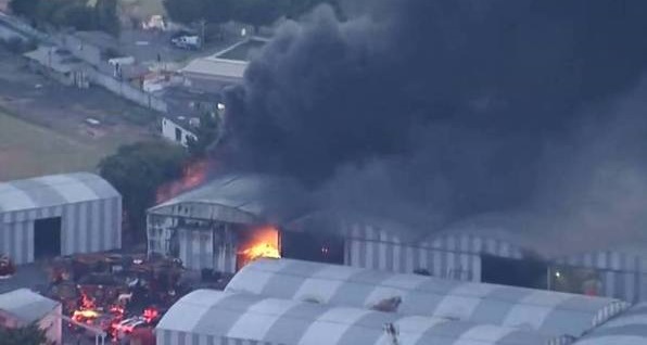 Incêndio destrói barracões de escolas de São Paulo