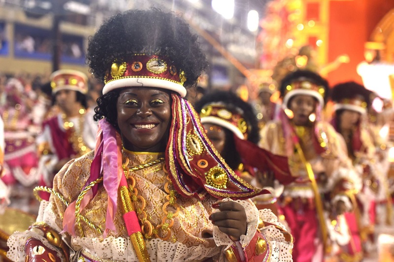 Unidos de Padre Miguel busca negras e mulatas para desfilarem com seios à mostra