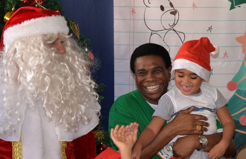 Neguinho da Beija-Flor é o padrinho da campanha Papai Noel dos Correios