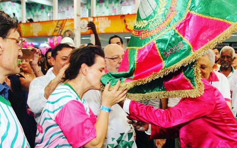 Juliette Binoche cai no samba na Mangueira