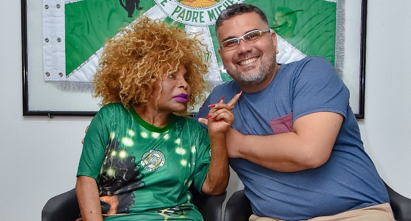 Elza Soares se emociona ao visitar barracão da Mocidade Independente