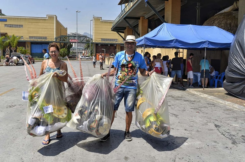 Fantasias da Vila Isabel começaram a ser entregues neste sábado