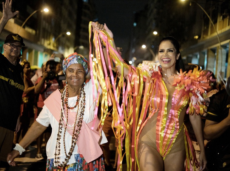 Maria de Xindó se emociona ao participar do ensaio de rua da Viradouro