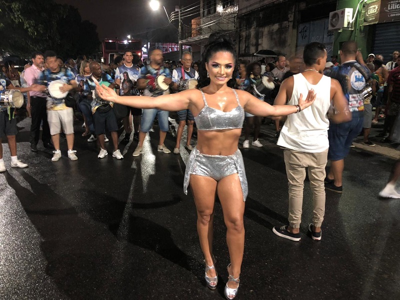 Rainha de bateria da Unidos da Ponte brilha sob a chuva