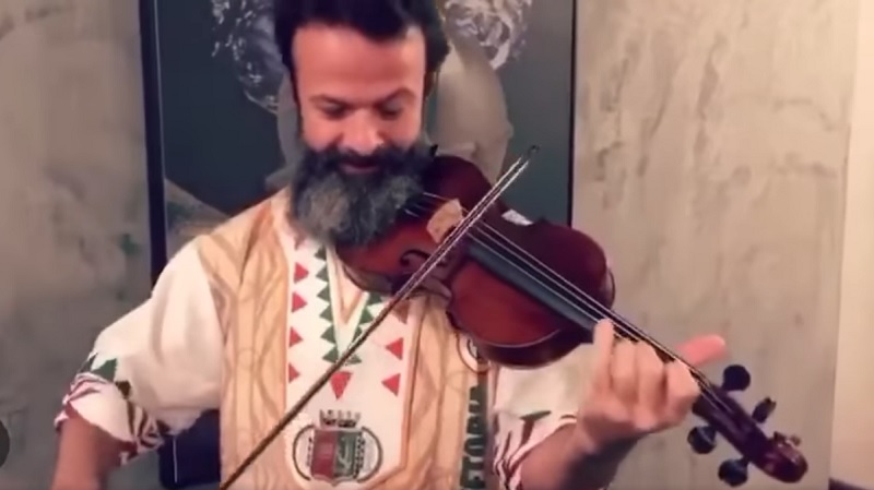 Amon Lima toca samba da Grande Rio no violino