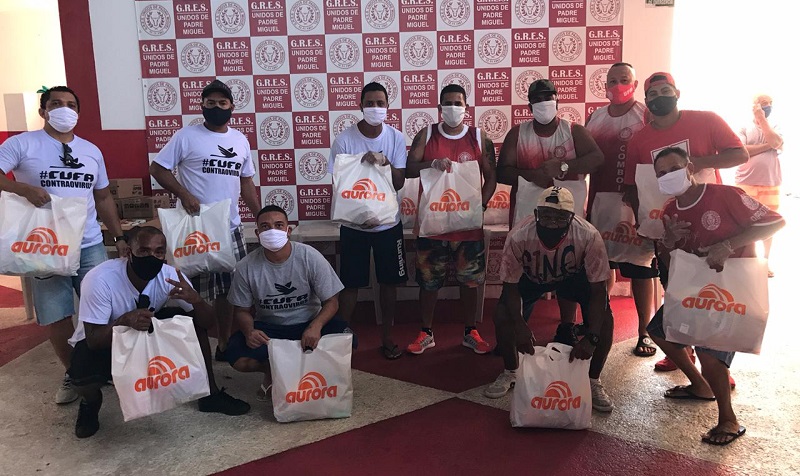 Unidos de Padre Miguel distribui alimentos e material de limpeza para a comunidade