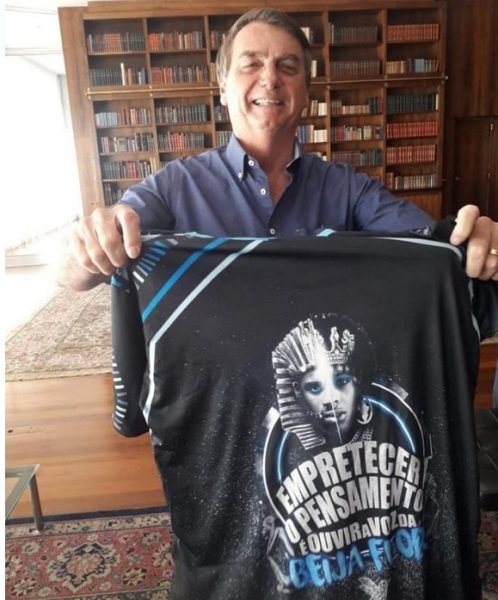 Em nota oficial, Beija-Flor nega ter enviado camisa do enredo para Jair Bolsonaro