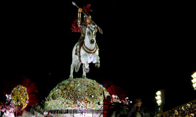 No dia de São Jorge, relembre o desfile da Estácio de Sá em homenagem ao santo