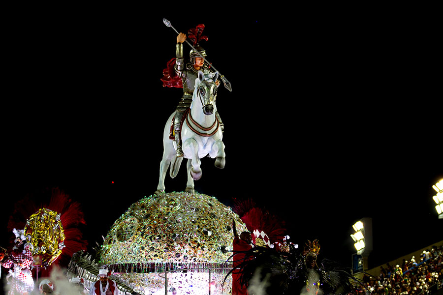 No dia de São Jorge, relembre o desfile da Estácio de Sá em homenagem ao santo