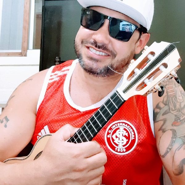 Músico cifra os sambas de todos os desfiles campeões do Carnaval