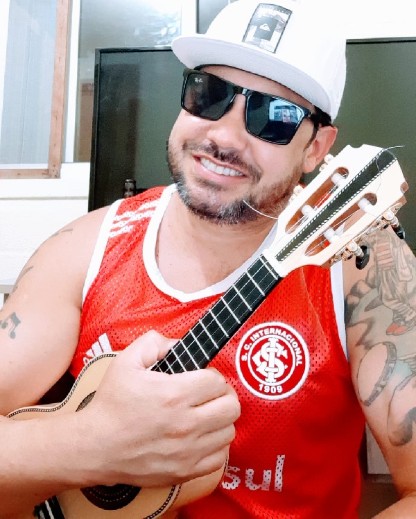 Músico cifra os sambas de todos os desfiles campeões do Carnaval