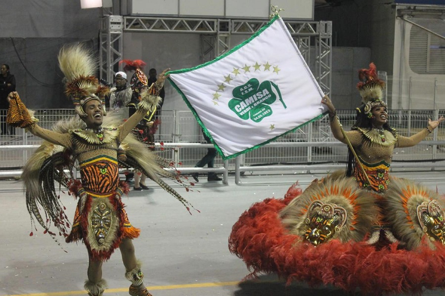 Casal de mestre-sala e porta-bandeira deixa a Camisa Verde e Branco