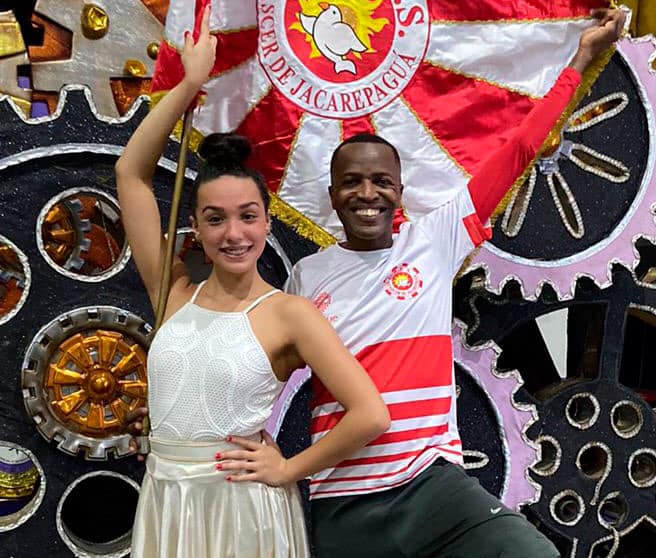 Renascer de Jacarepaguá apresenta novo casal de mestre-sala e porta-bandeira