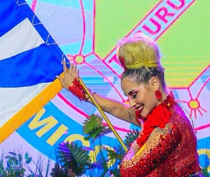 Vigário Geral acerta com porta-bandeira de escola paulistana