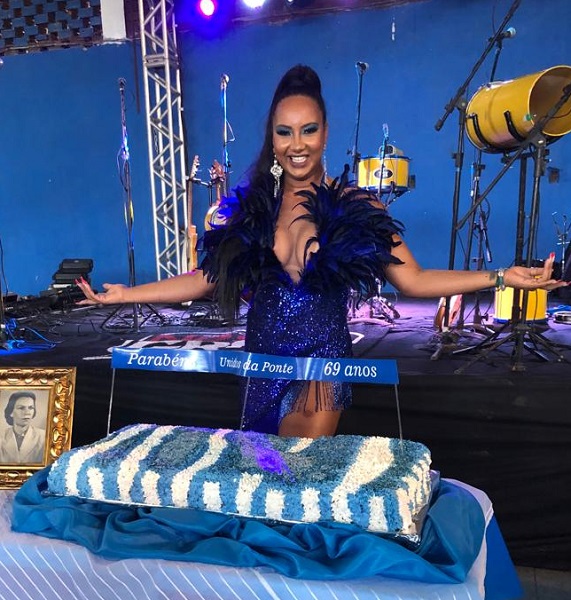 Rainha de bateria brilha no aniversário da Unidos Ponte