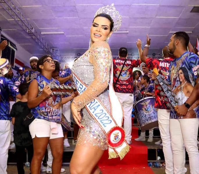Juliana Souza é coroada rainha de bateria da União da Ilha