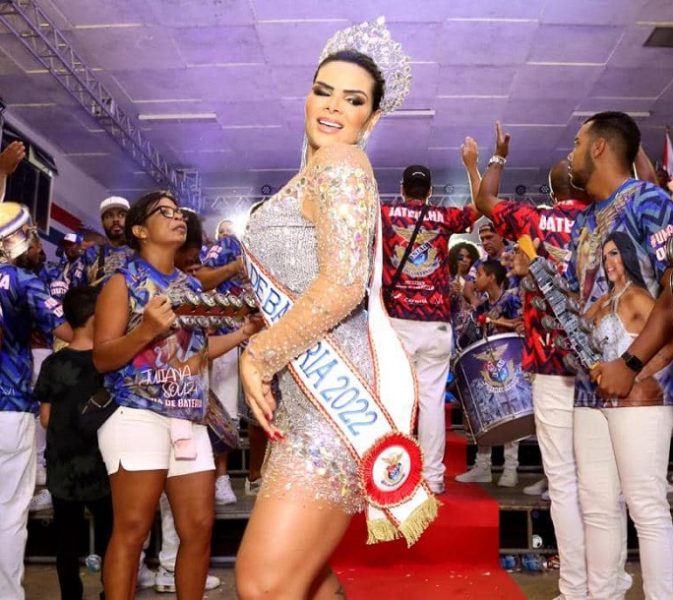 Juliana Souza é coroada rainha de bateria da União da Ilha