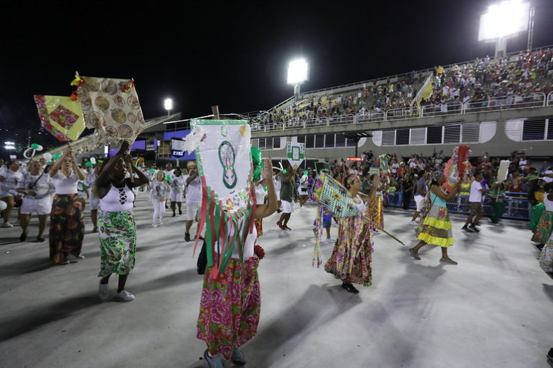 Canto e chuva marcam fim de semana de ensaios técnicos na Sapucaí