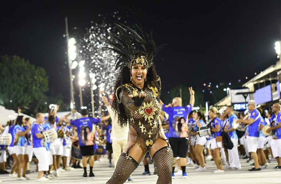 Rainha de bateria da Unidos da Ponte brilhou e se emocionou durante ensaio técnico