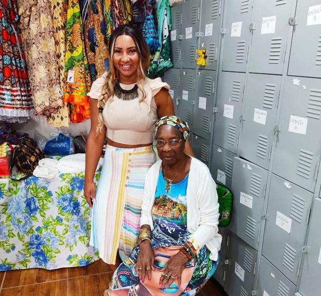 Rainha de bateria da Unidos da Ponte visita Mãe Meninazinha de Oxum