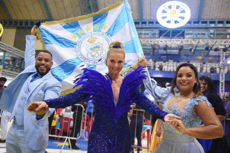 Musa Paula Bergamin brilha na quadra da Vila Isabel aos 60 anos