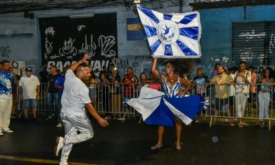 Beija-Flor recebe o Império Serrano para ensaio de rua em Nilópolis