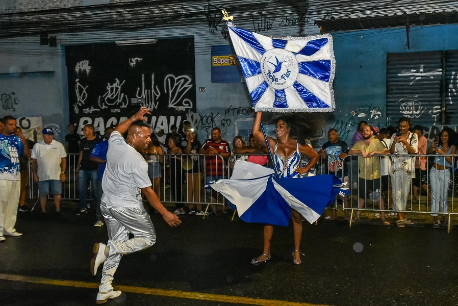 Beija-Flor recebe o Império Serrano para ensaio de rua em Nilópolis