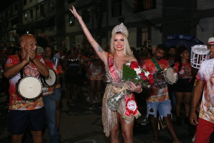 Unidos de Padre Miguel coroa nova rainha de bateria em ensaio de rua