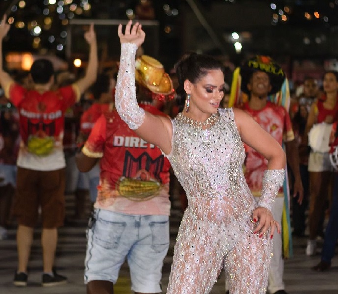 Rainha de bateria da Estácio de Sá brilha em ensaio da Medalha de Ouro