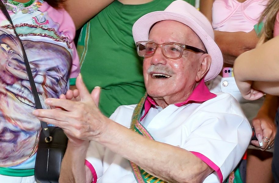 Maior vencedor da Mangueira, Hélio Turco morre aos 87 anos